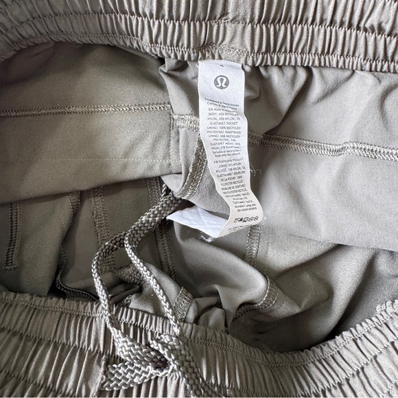 Lululemon Lightweight High-Rise Hiking Short 4" - Picture 15 of 16